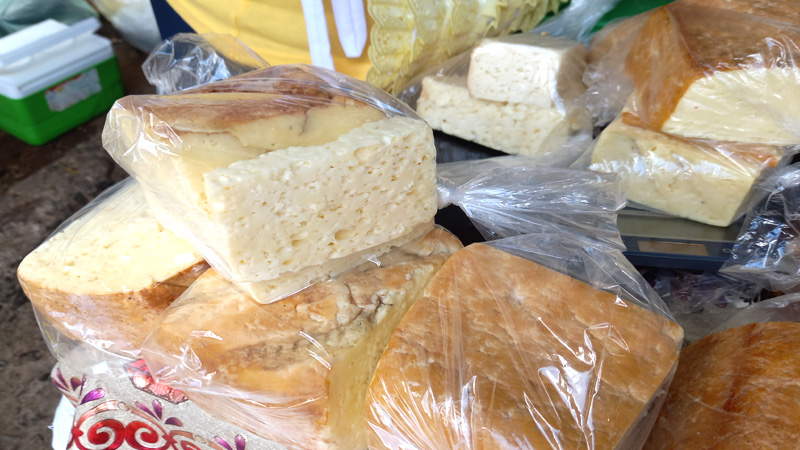 Queso ahumado de venta en el Mercadito Campesino de Juigalpa