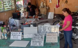 Artistas fúnebres de Juigalpa ofrecen previo al 02 de noviembre variedad de cruces y placas conmemorativas