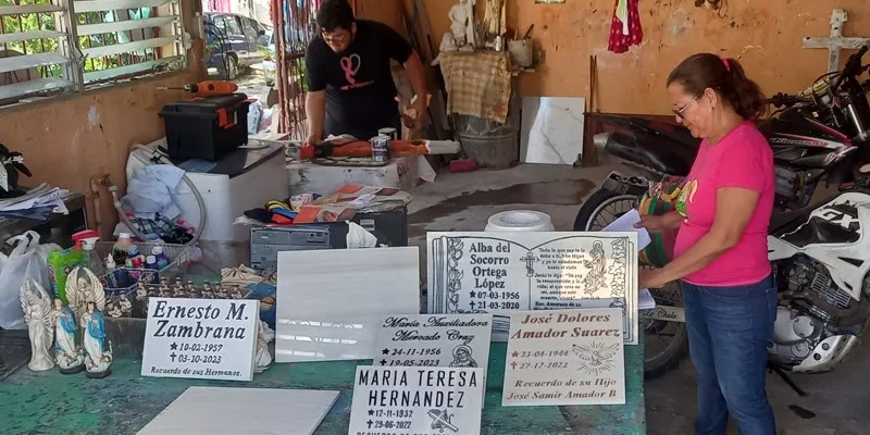 Artistas fúnebres de Juigalpa ofrecen previo al 02 de noviembre variedad de cruces y placas conmemorativas