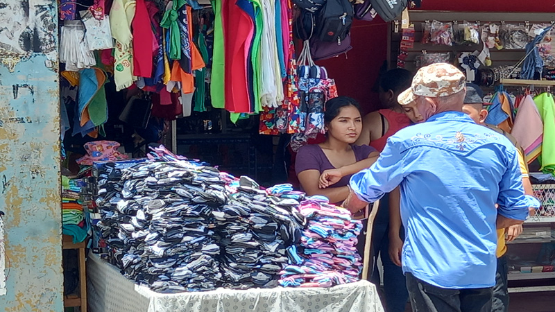 Una trabajadora de tienda de Juigalpa atiende a un cliente