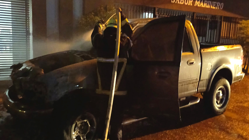 Camioneta que agarró fuego en Santo Tomás-Chontales. 