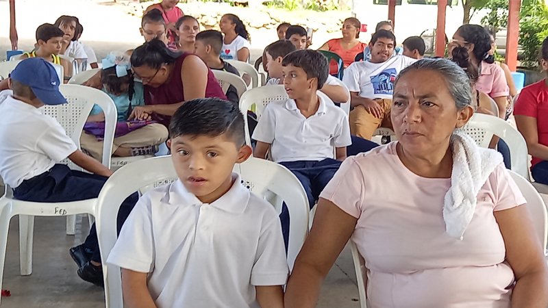 Madres de familias con sus hijos en el acto inaugural 