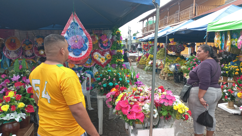 Comerciantes participan en la feria de las flores en Juigalpa