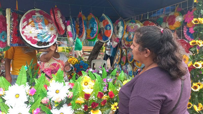 Compradores cotizan el precio de los arreglos florales en Juigalpa