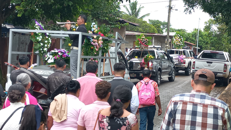 Familiares y amigos le dan el último adiós a las víctimas del accidente de Acoyapa