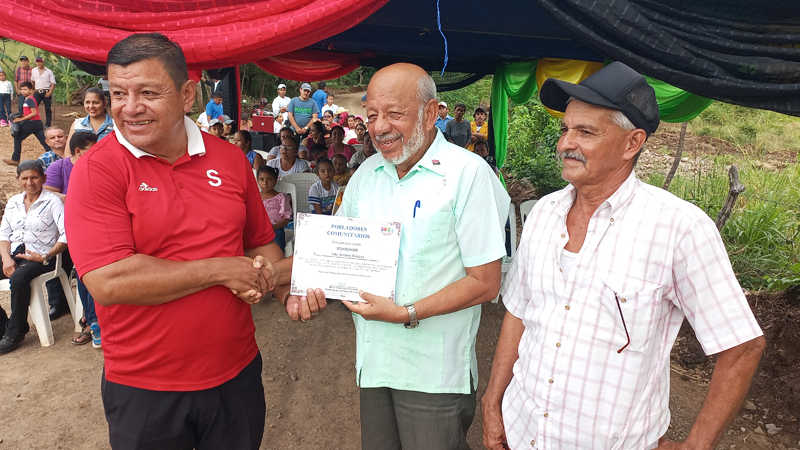 Profesor Erwing de Castilla Urbina, alcalde de Juigalpa entrega reconocimiento a pobladores de Piedras Grandes