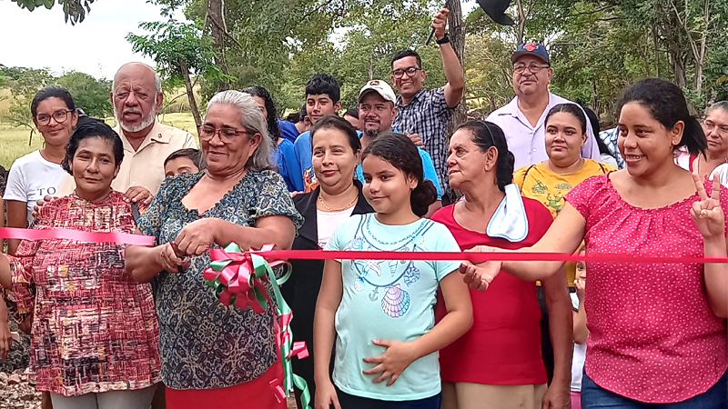 Pobladores juntos al alcalde de Juigalpa, cortan la cinta inaugural del camino El Salto-San Ramón.