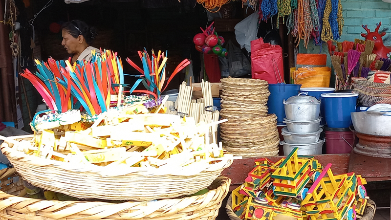 Matracas y productos plásticos en el Mercado de Juigalpa. 