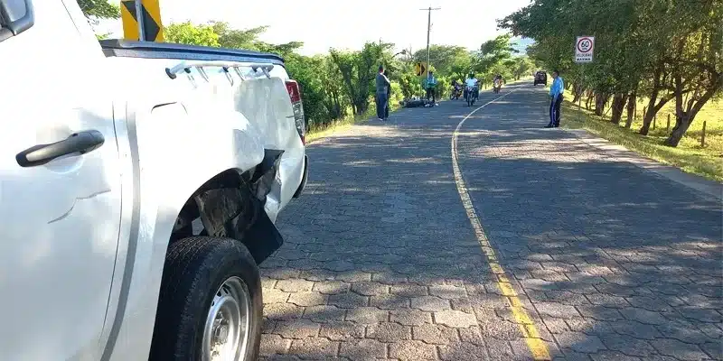 Dos lesionados dejó una colisión entre una camioneta y una motocicleta