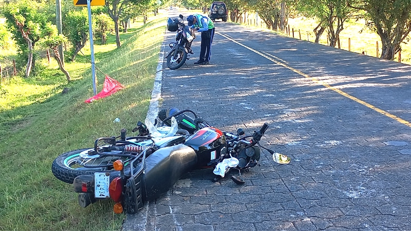 La moto Boxer tirada sobre el adoquinado de la carretera Las Lajitas-Cuapa. 