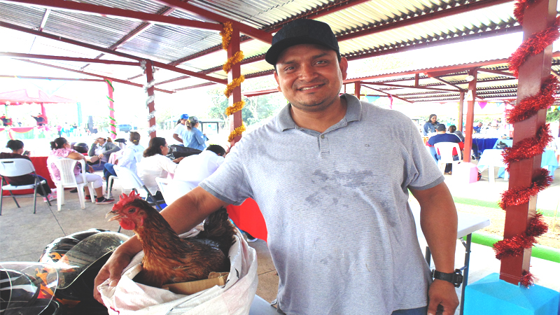 Ganador del concurso de la gallina más pesada. 