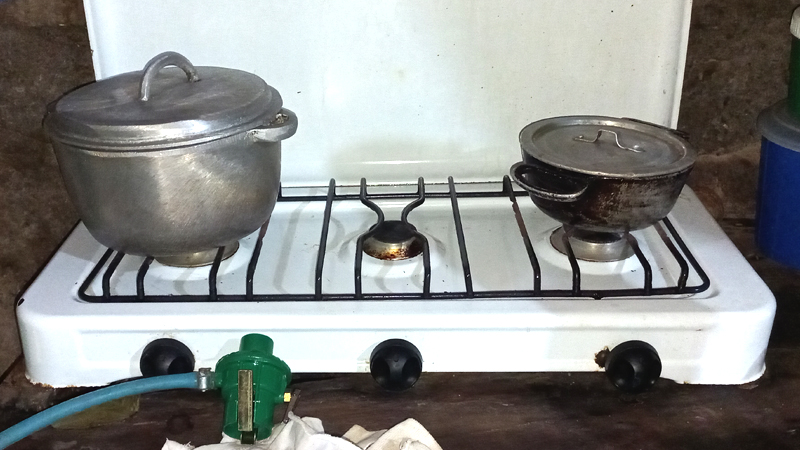 La cocina de doña Juana Francisco se quedó sin cilindro. 
