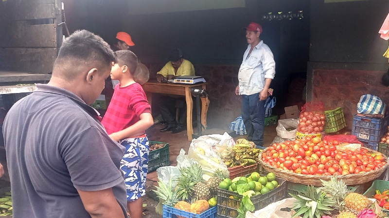 Venta de frutas y verduras en los alrededores del Mercado de Juigalpa. 