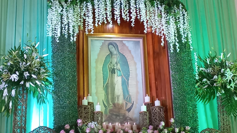 Virgen de Guadalupe en su nicho en la parroquia que lleva su nombre.