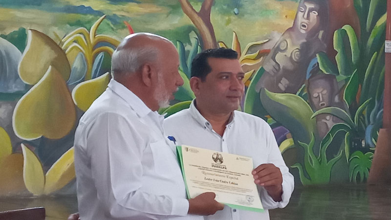 Lesther Castro, trabajador de la alcaldía de Juigalpa, recibe reconocimiento. 
