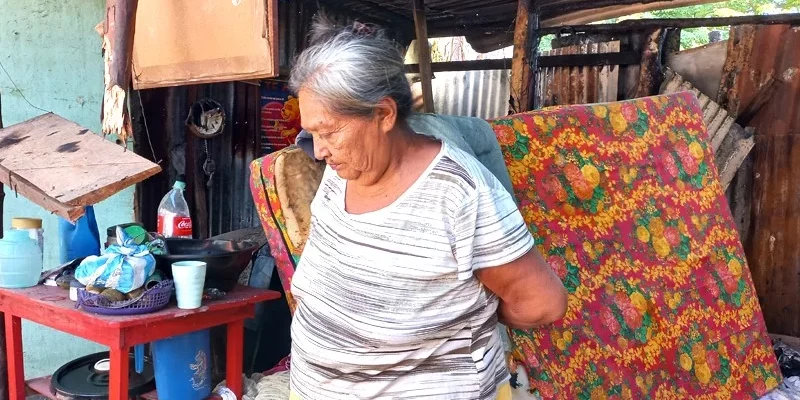 Humilde vivienda del barrio 30 de mayo de Juigalpa agarró fuego y dejó a su dueña sólo con ropa que vestía