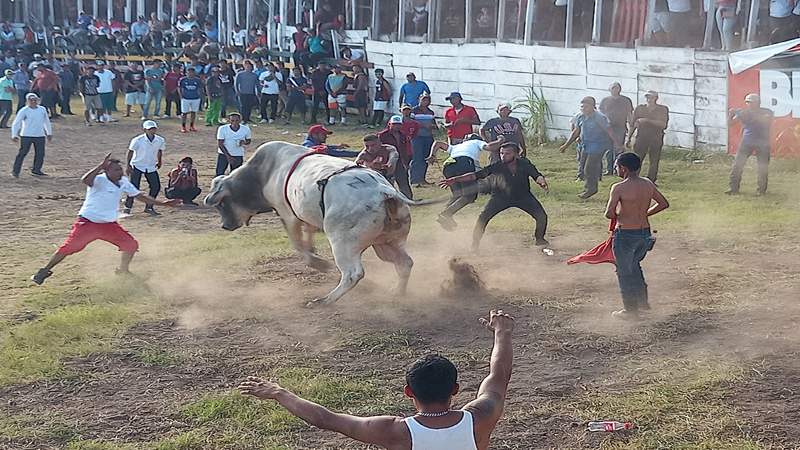 Lleno completo en la barrera de Juigalpa. 