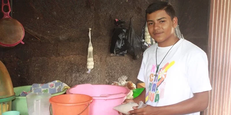 Poeta adolescente de Juigalpa vende refrescos para reunir dinero y publicar su primero libro