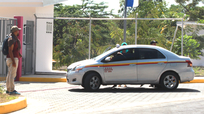 Un taxi frete al Hospital Pablo Úbeda, de Juigalpa. 