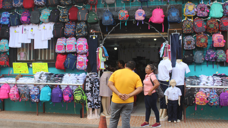 Tienda Los Managua bien surtida con mochilas escolares. 