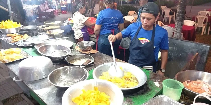 Buenas ventas esperan comerciantes de alimentos instalados en los alrededores del Parque de Acoyapa