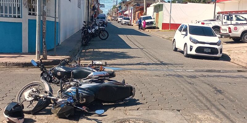 Colisión entre motocicletas dejó daños materiales y personas golpeadas