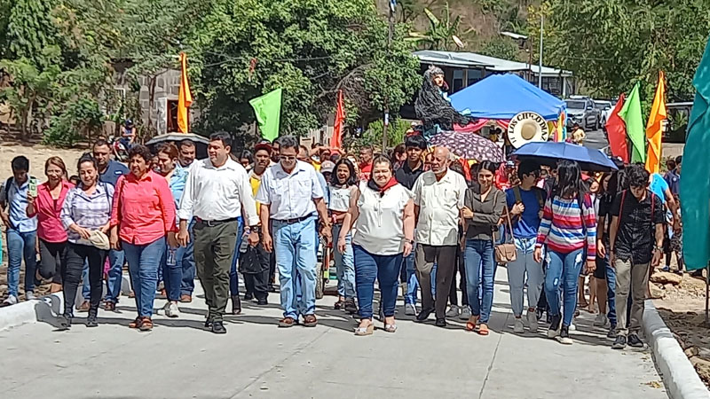 Autoridades municipales junto al licenciado Arístides Gómez Machado, inauguran la calle de la UNI. 