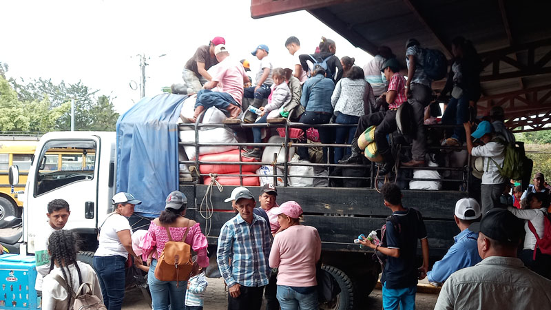 Foto de Punto Noticios-Camión cargado de pasajero saliendo del Mercado de Camoapa. 