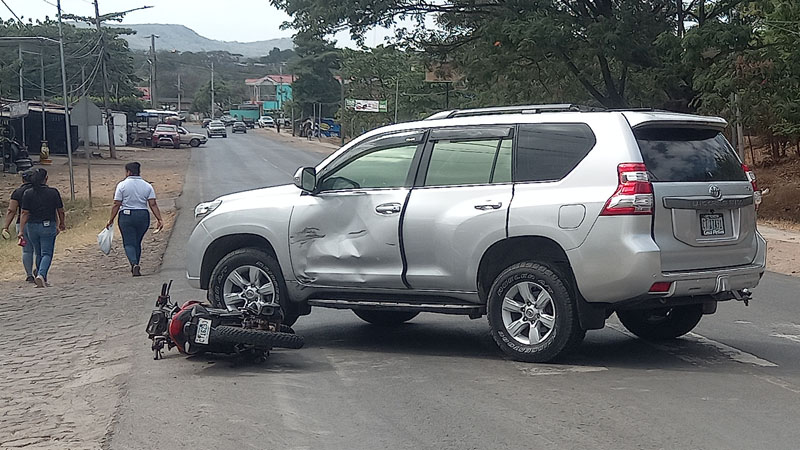 Colisión entre una camioneta y una moto en Juigalpa, salida a ciudad El Rama.