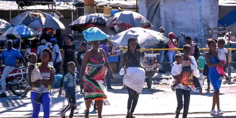 Guerra entre bandas obliga a centenares de pobladores huir de la capital de Haití