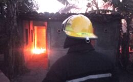 Incendio redujo a cenizas una vivienda ubicada a la orilla carretera a Puerto San José del Lago