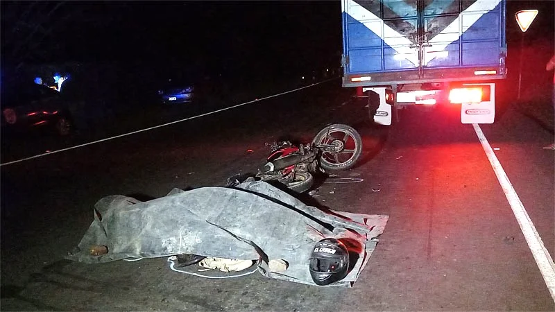 Motociclista murió al estrellarse en la parte de atrás de un camión que iba cargado de naranjas