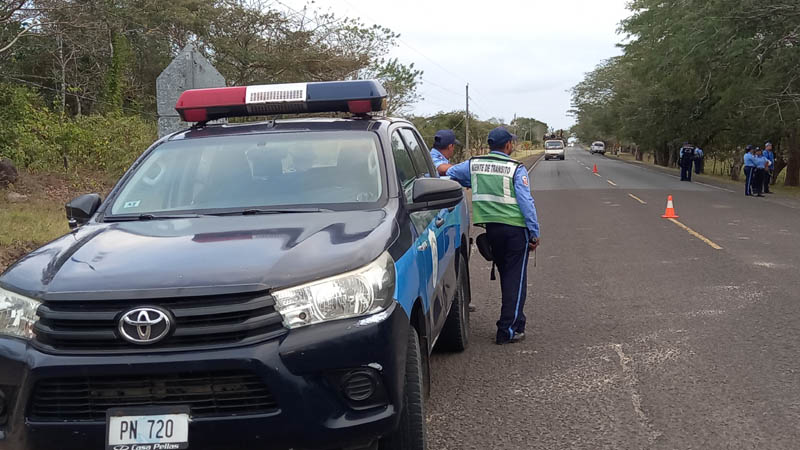 Oficiales de tránsito atienden un accidente de tránsito carretera Acoyapa-San Carlos. 