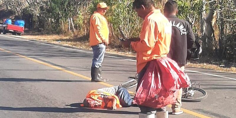 Camioneta arrolla a ciclista en la comunidad El Cedral y resultó con lesiones en su cabeza
