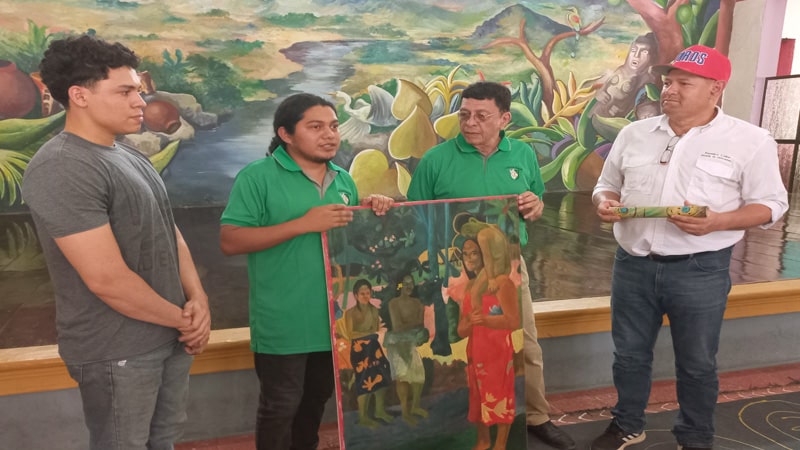 Alcalde de Catacamas, recibe un cuadro elaborado por artístas de Juigalpa. 