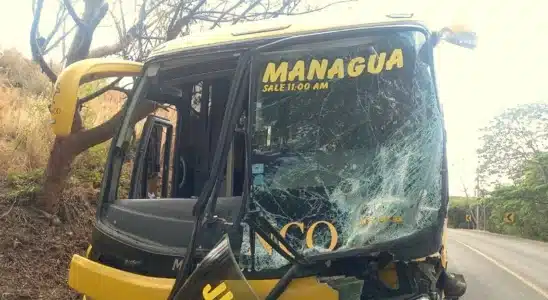 Tráiler se desprendió de una camioneta y colisionó con un bus que atiende la ruta Juigalpa-Managua