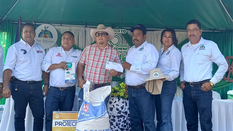 Entrega de premios a los ganadores del concurso de la Vaca Lechera.