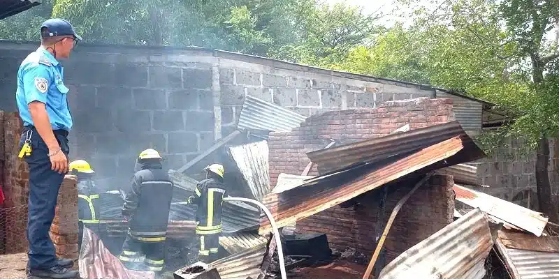 Incendio dejó sin su cuartito a un adulto mayor