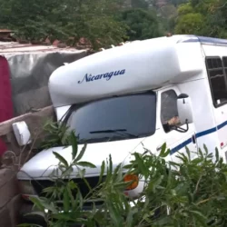 Microbús cayó en una vivienda cerca al Ministerio de la Familia de Juigalpa