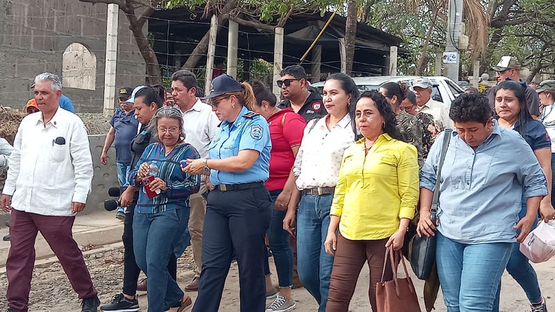 Autoridades municipales y politicas recorren las calles que serpan adoquinadas. 