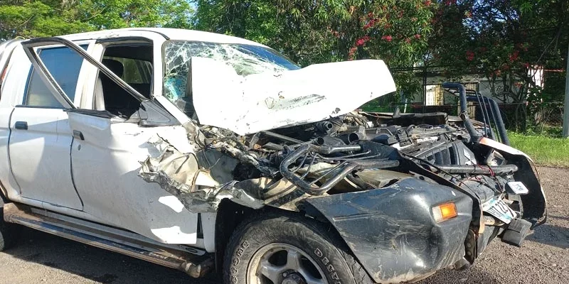 Camioneta se estrelló en el bómper trasero de un camión lechero que iba en marcha