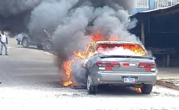 Carro agarró fuego cerca de la subida La Gaviota en Juigalpa y quedó calcinado