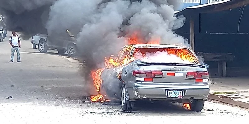 Carro agarró fuego cerca de la subida La Gaviota en Juigalpa y quedó calcinado