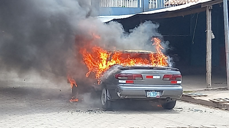 Carro arde en llamas.