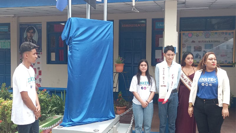 Listos para develizar el monumento dedicado a la maestra Josefa Toledo de Aguerri. 