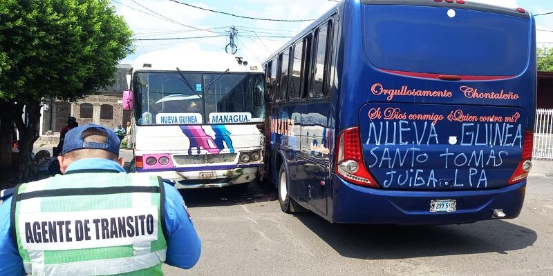 Tempranito dos buses chocaron en Juigalpa