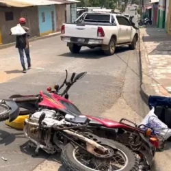Colisión entre moto y camioneta dejó a una mujer con su pierna izquierda fracturada