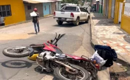 Colisión entre moto y camioneta dejó a una mujer con su pierna izquierda fracturada