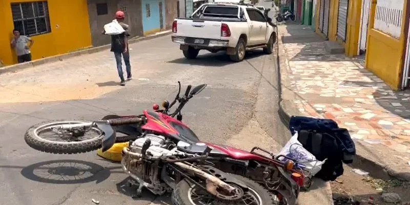 Colisión entre moto y camioneta dejó a una mujer con su pierna izquierda fracturada