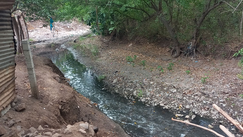 Cauce natural que pasa por el anexo al Héctor Ugarte de Juigalpa. 